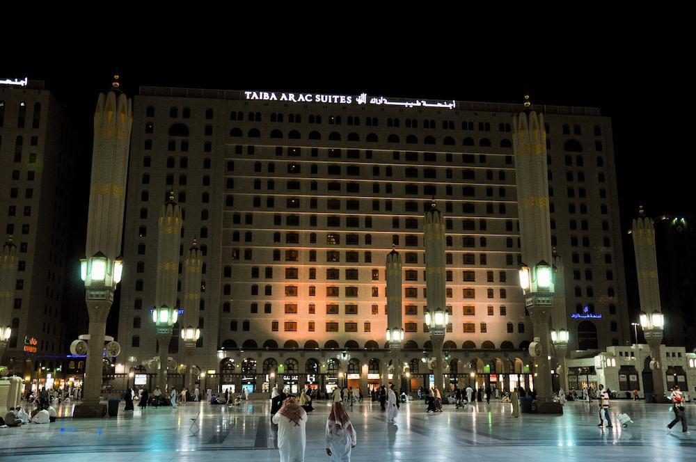 Taiba Suites Madinah Medina Exteriör bild The hotel at night