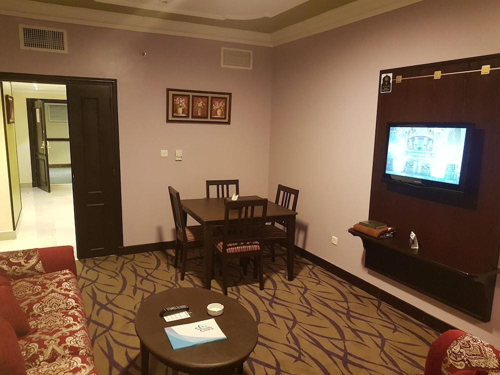 Taiba Suites Madinah Medina Exteriör bild A living room in a suite at the hotel