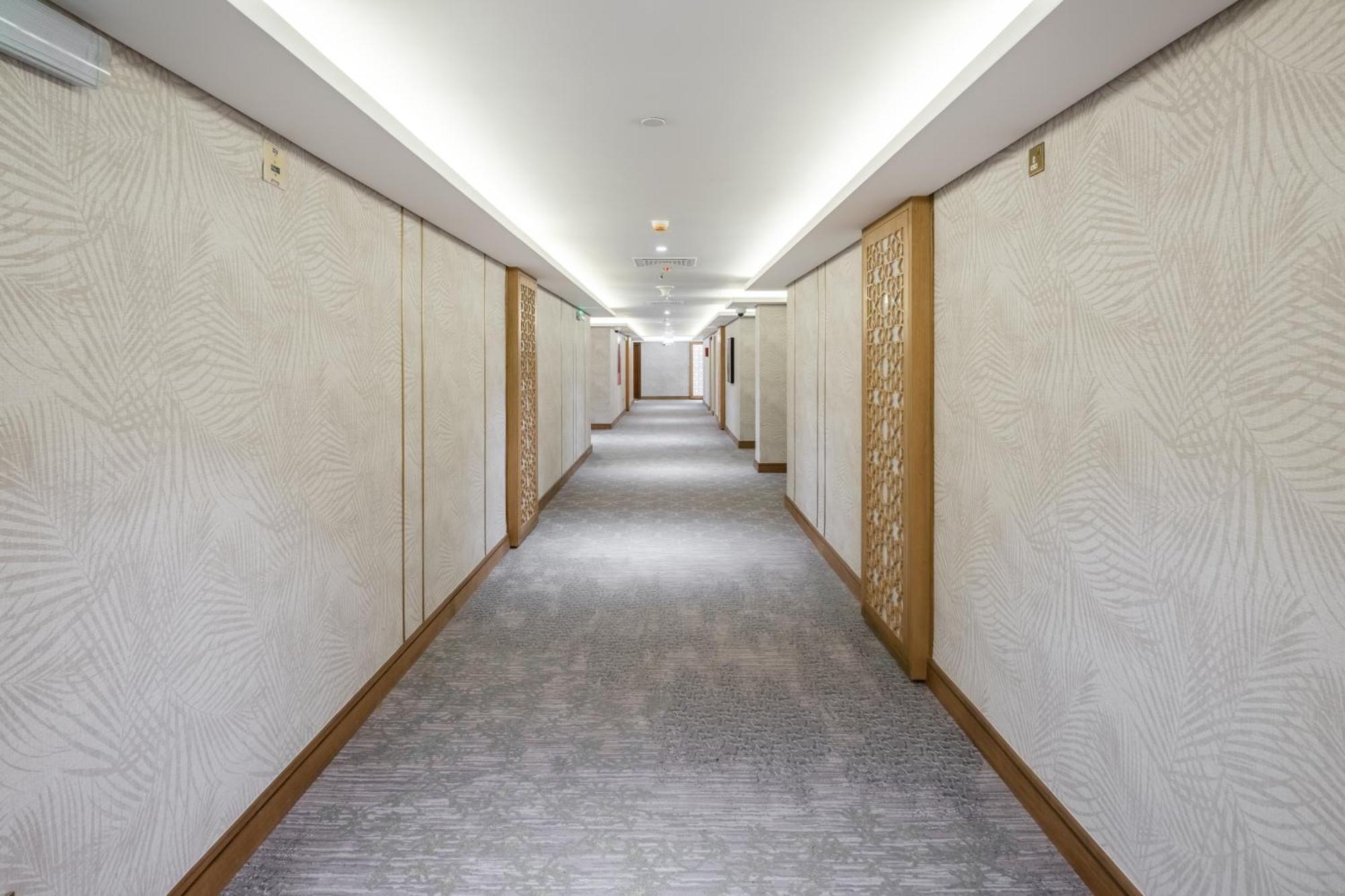 Taiba Suites Madinah Medina Exteriör bild A corridor at the hotel
