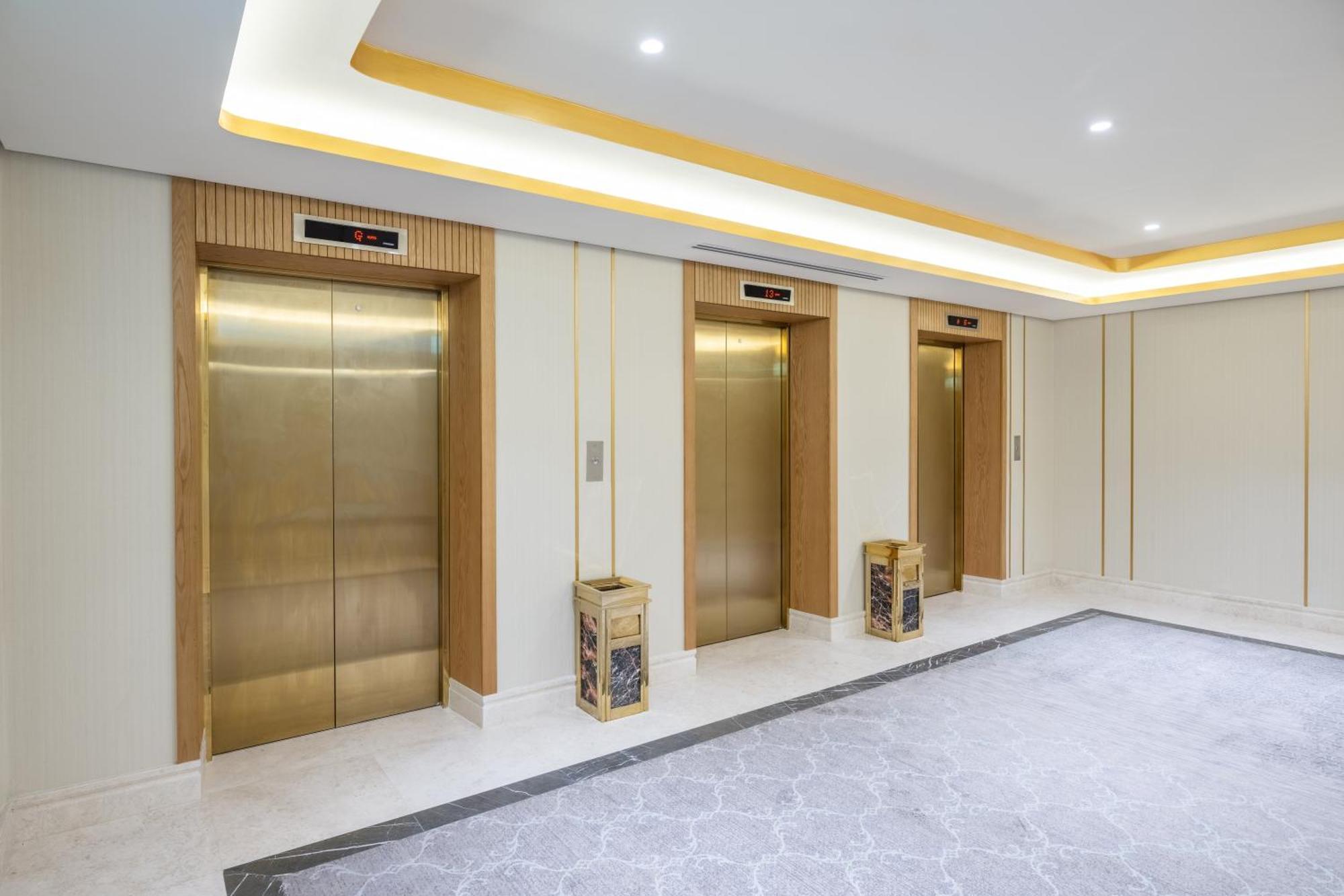 Taiba Suites Madinah Medina Exteriör bild Elevators at the hotel
