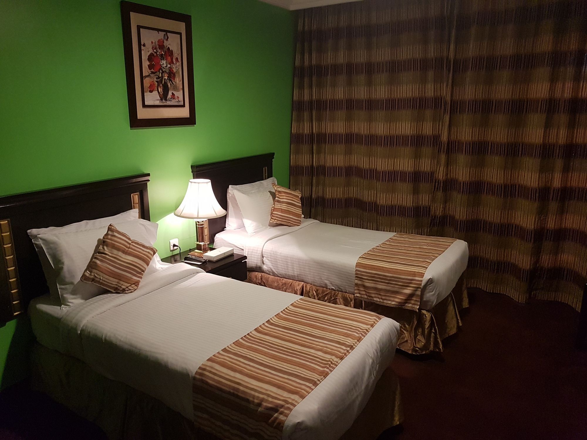 Taiba Suites Madinah Medina Exteriör bild A room at the hotel