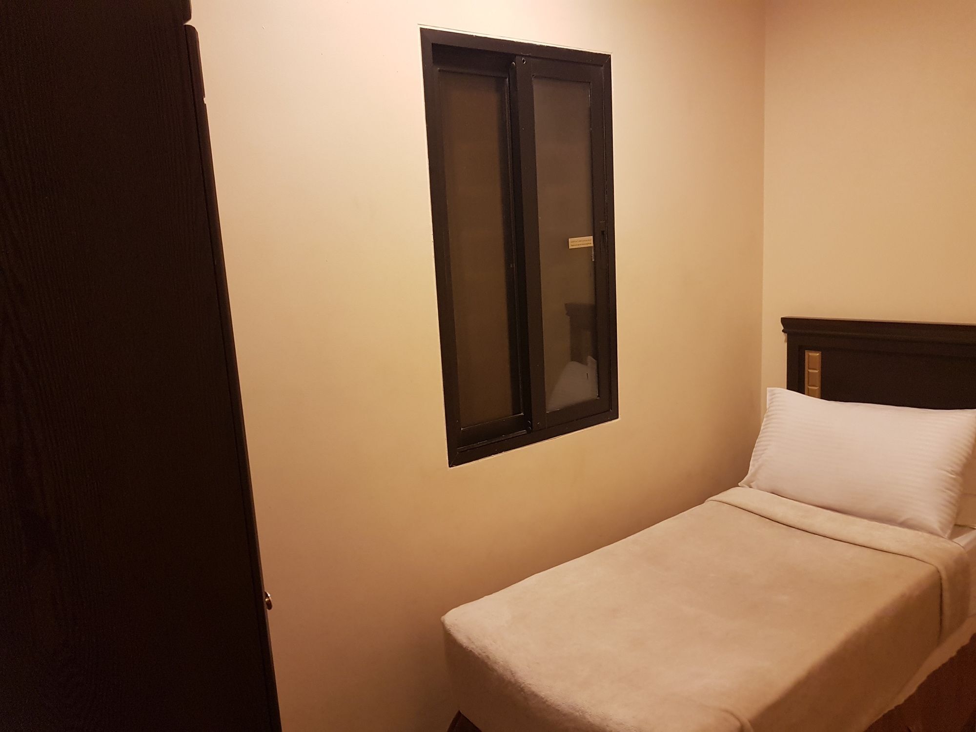 Taiba Suites Madinah Medina Exteriör bild A room at the hotel