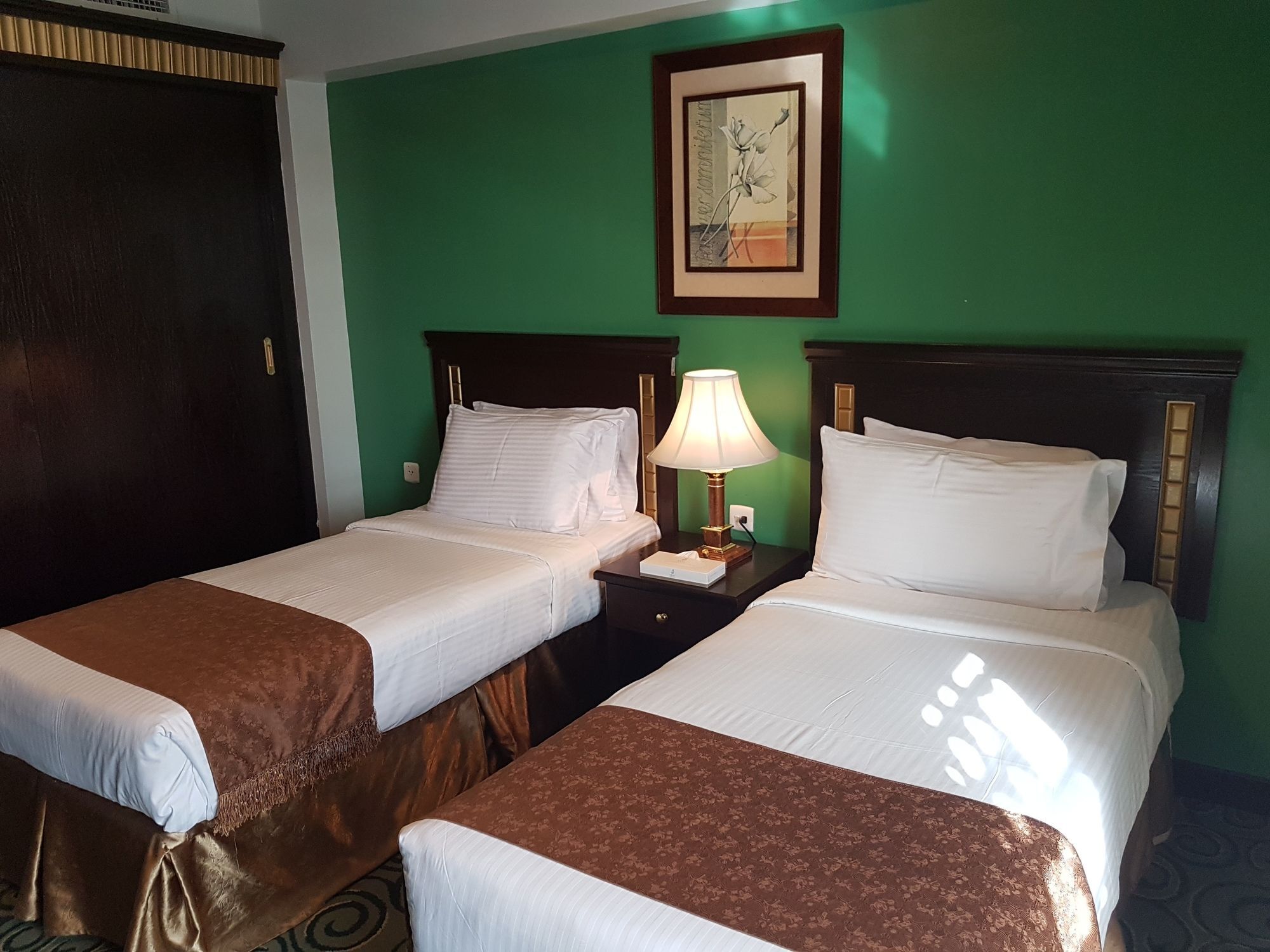 Taiba Suites Madinah Medina Exteriör bild A room at the hotel