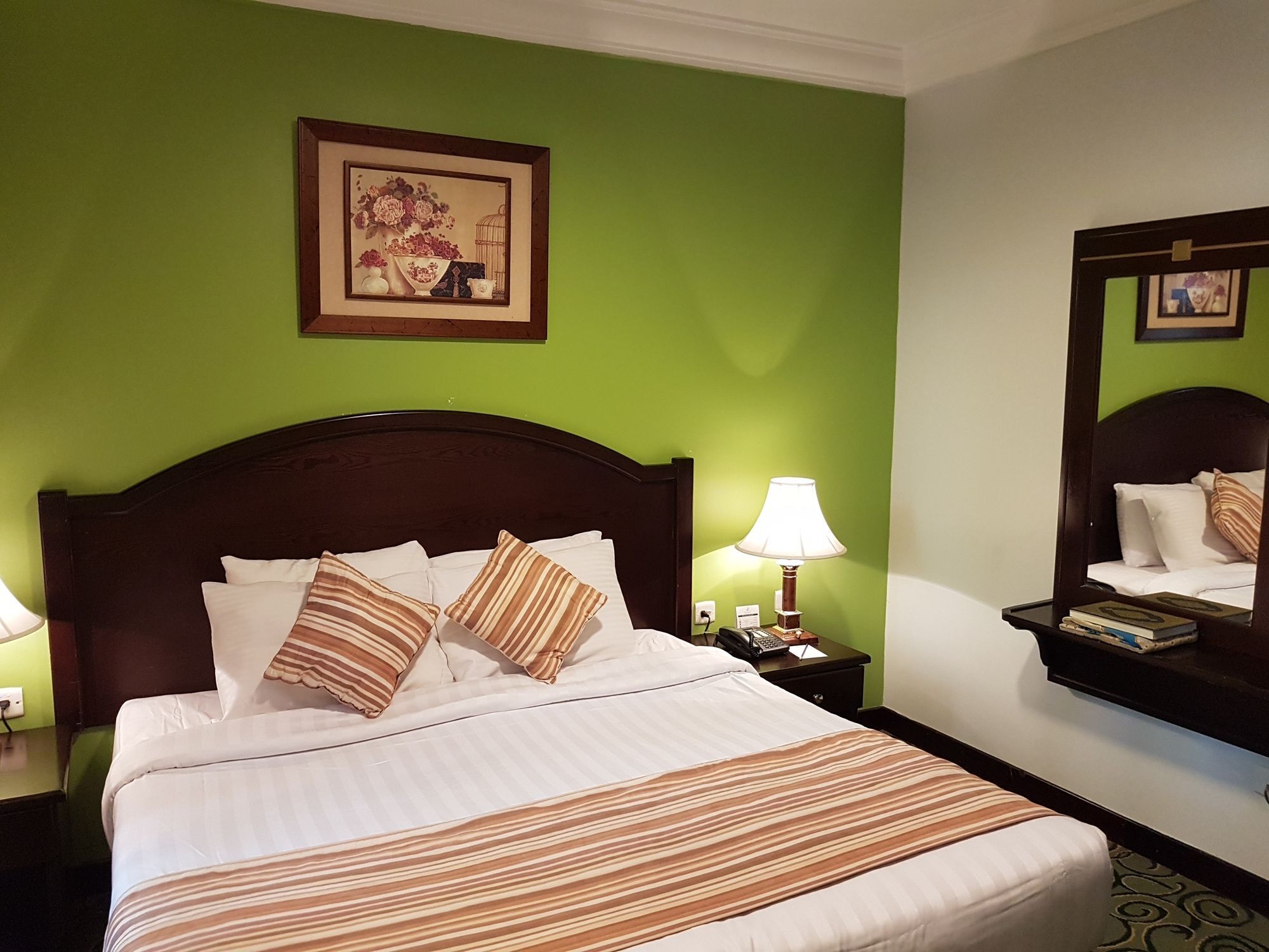 Taiba Suites Madinah Medina Exteriör bild Deluxe Room