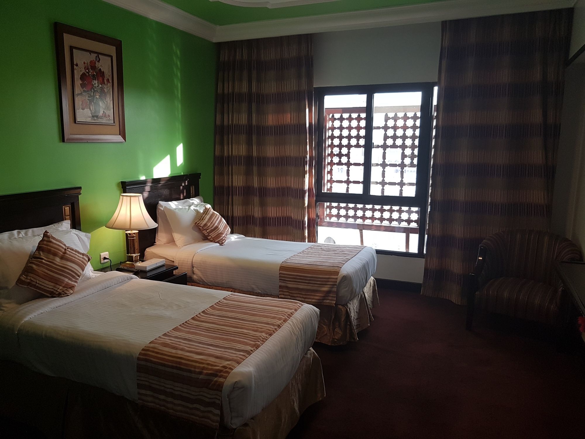 Taiba Suites Madinah Medina Exteriör bild A room at the hotel