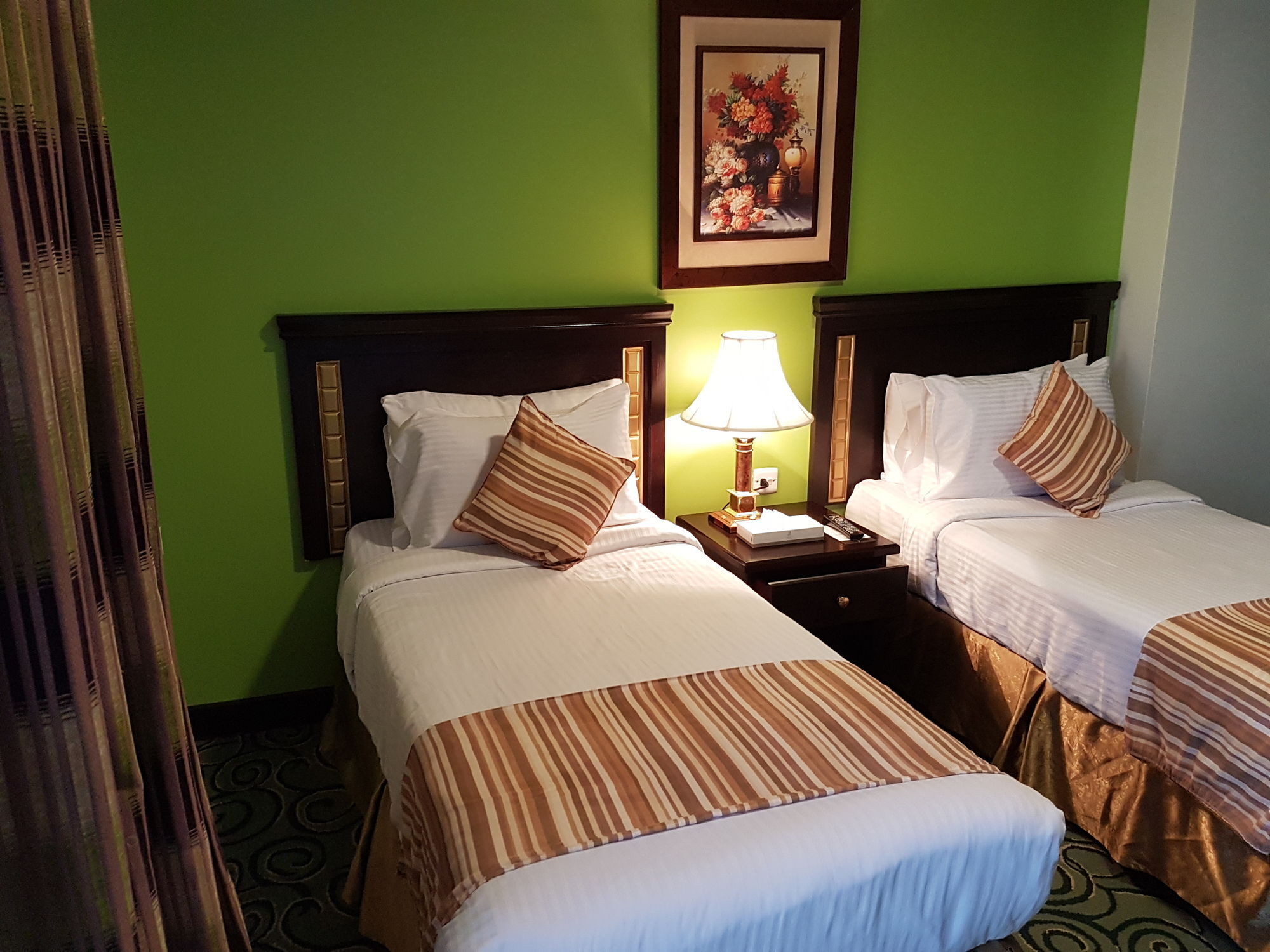 Taiba Suites Madinah Medina Exteriör bild A room at the hotel