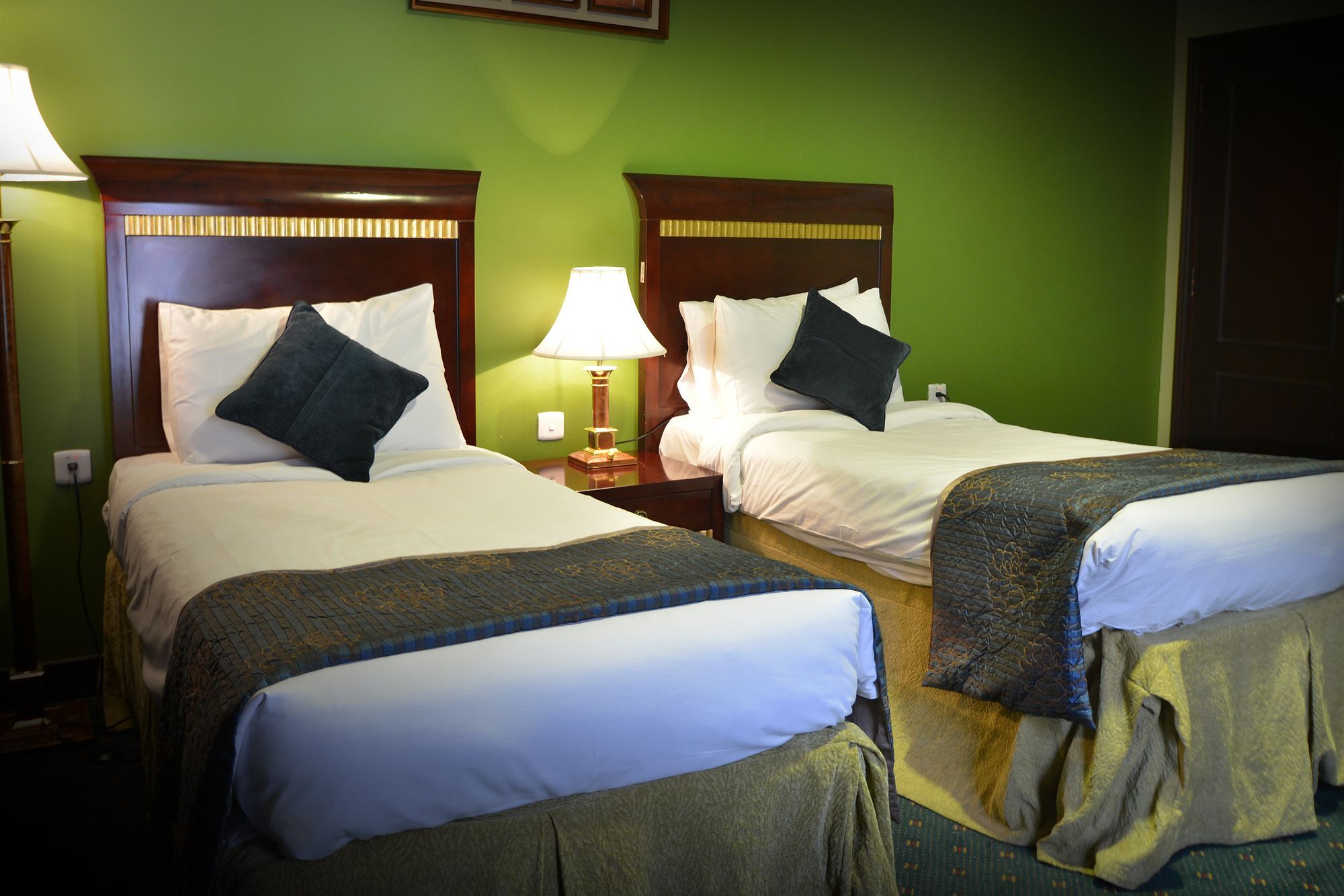 Taiba Suites Madinah Medina Exteriör bild A typical room at the hotel