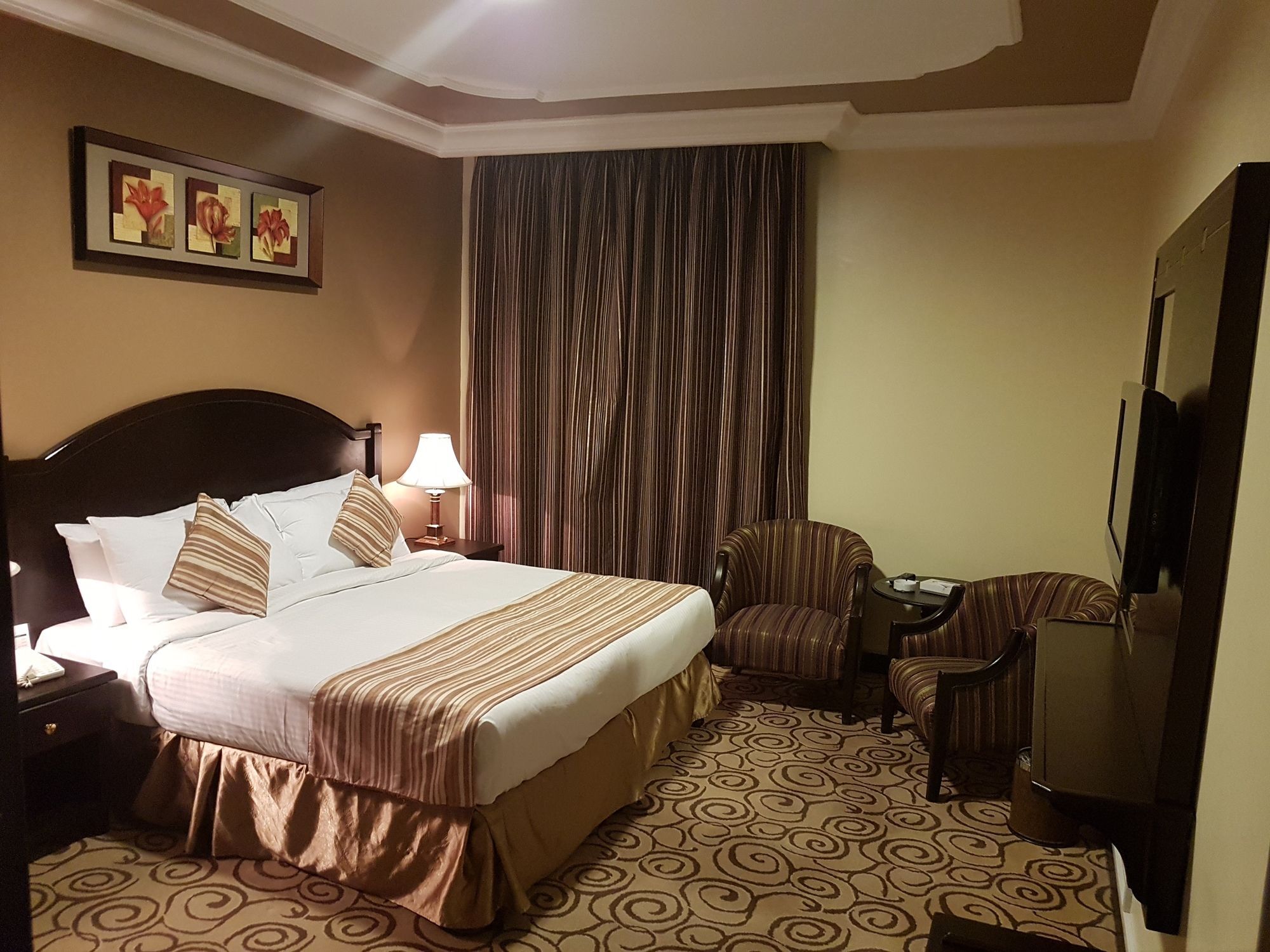 Taiba Suites Madinah Medina Exteriör bild A room at the hotel