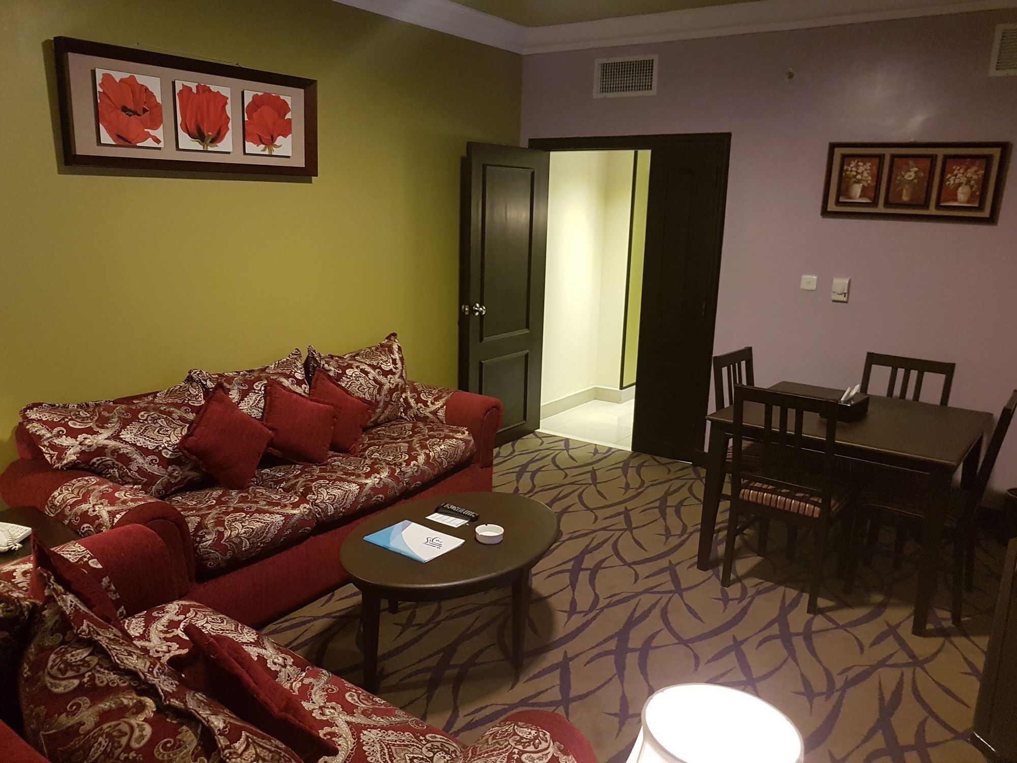 Taiba Suites Madinah Medina Exteriör bild Living room of a suite at the MGM Grand