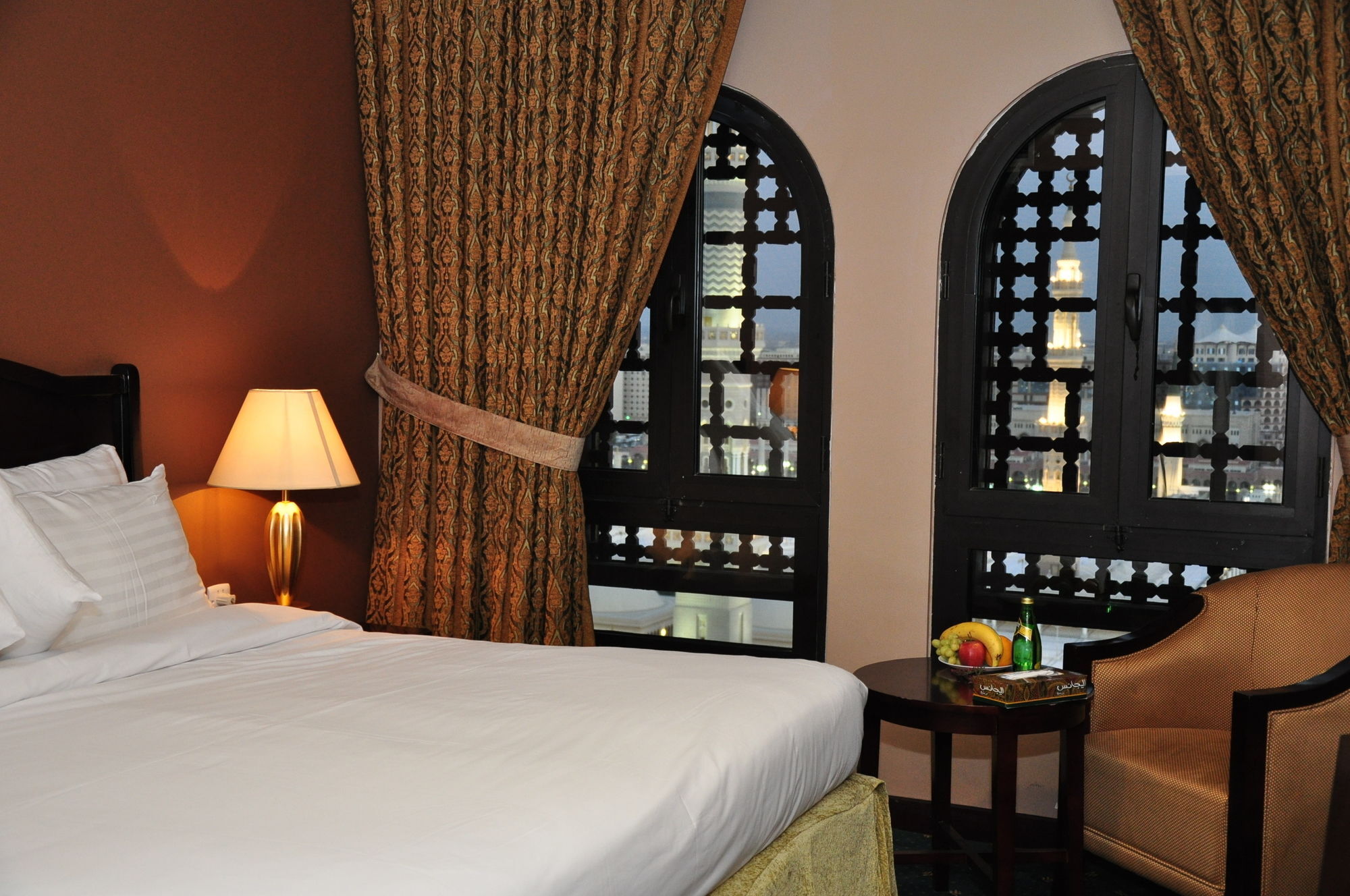 Taiba Suites Madinah Medina Exteriör bild A room at the hotel