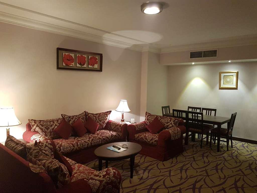 Taiba Suites Madinah Medina Rum bild A suite at the hotel