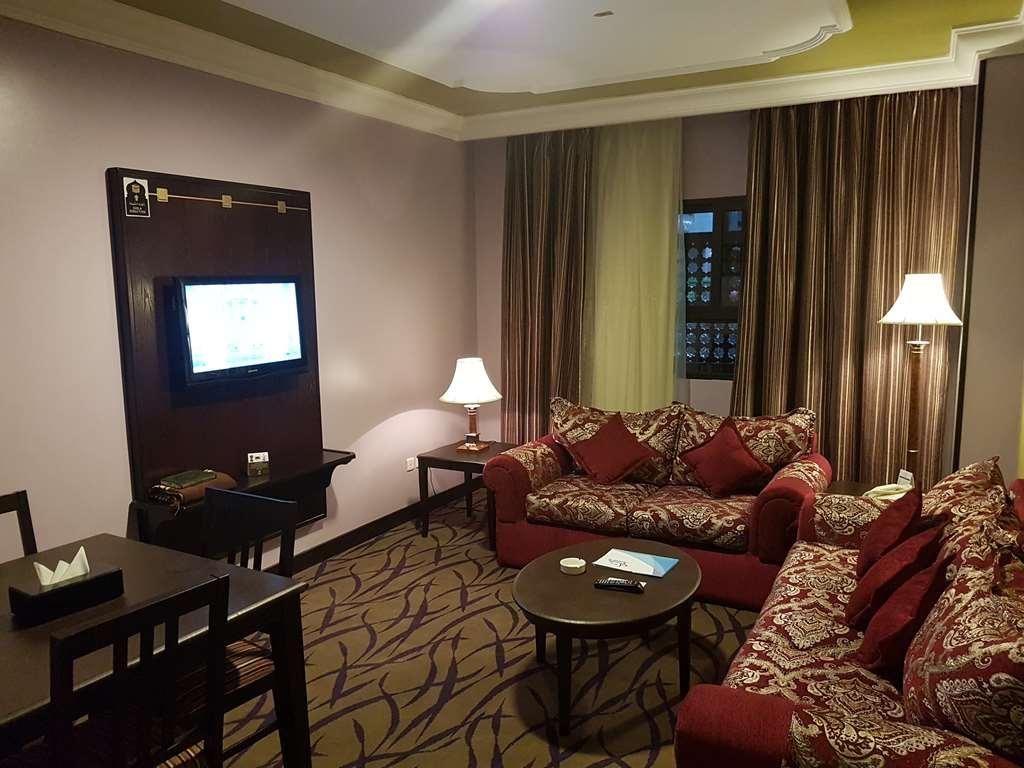 Taiba Suites Madinah Medina Rum bild A living room in a suite at the hotel
