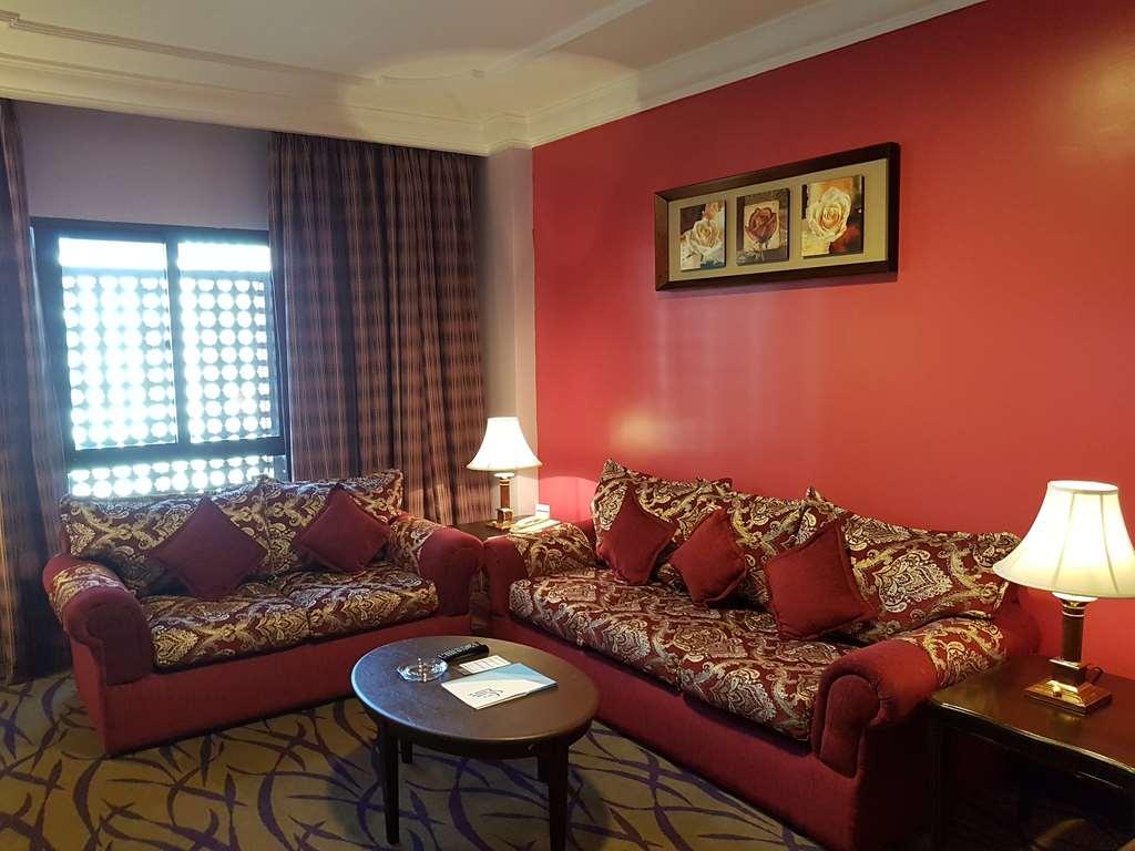 Taiba Suites Madinah Medina Rum bild A living room in a suite at the Grand Hotel